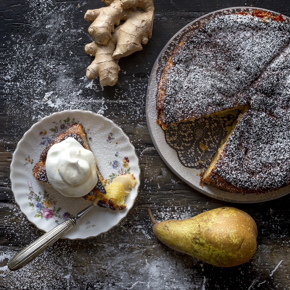 Immagine: Torta morbida pere e zenzero con panna lucida e sciroppo d’acero
