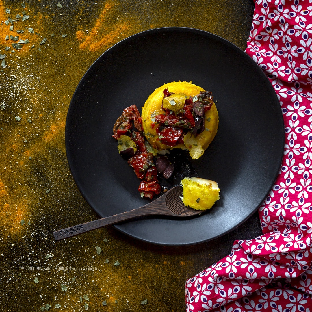 Immagine: Sformato di ricotta e robiola con curcuma, pomodorini secchi, olive taggiasche e limone