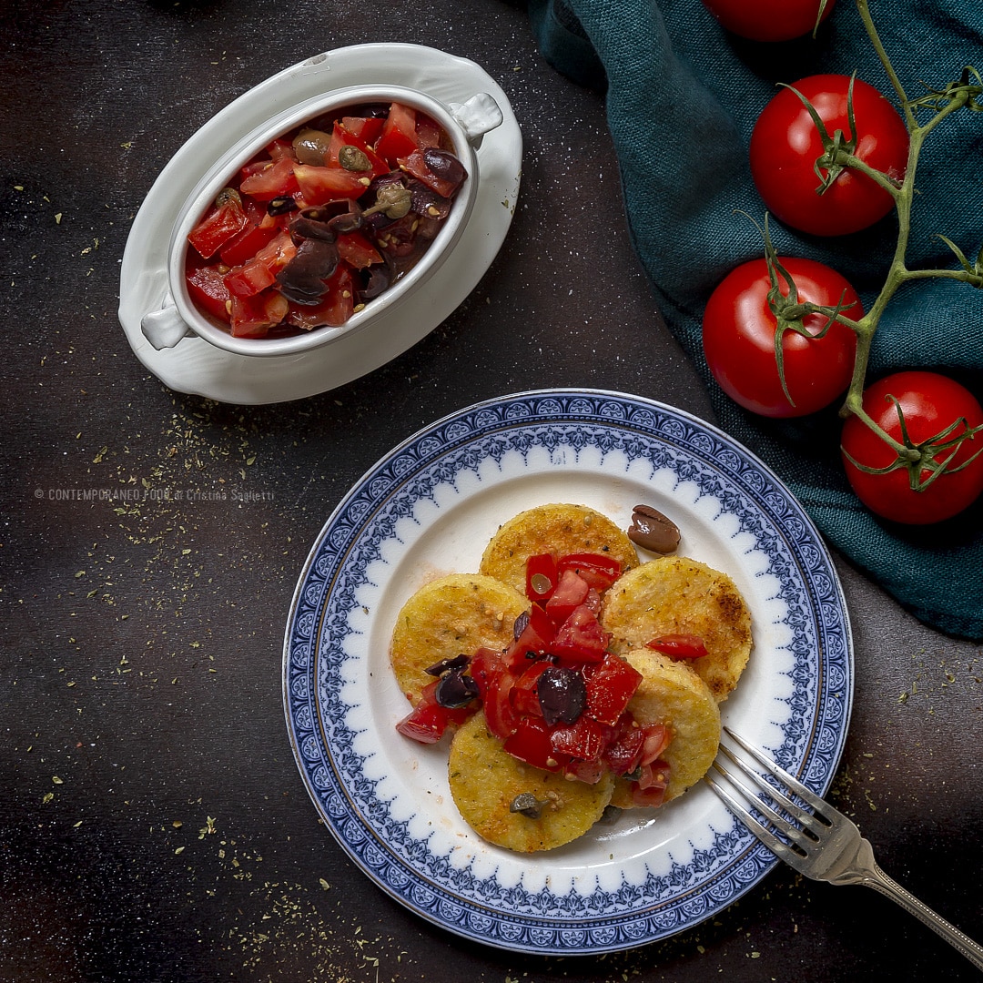 Immagine: Polentine croccanti all’origano con insalata fredda di pomodoro