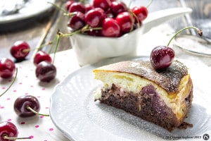 torta-bicolore-ciliegie-cioccolato-dolci-con-la-frutta-contemporaneo-food