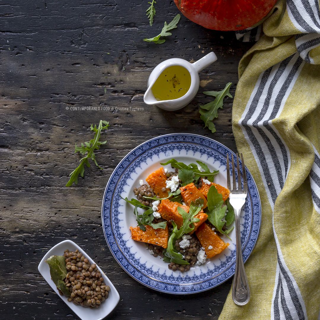 Immagine: Zucca arrosto in insalata con lenticchie, feta greca, rucola e glassa di melograno