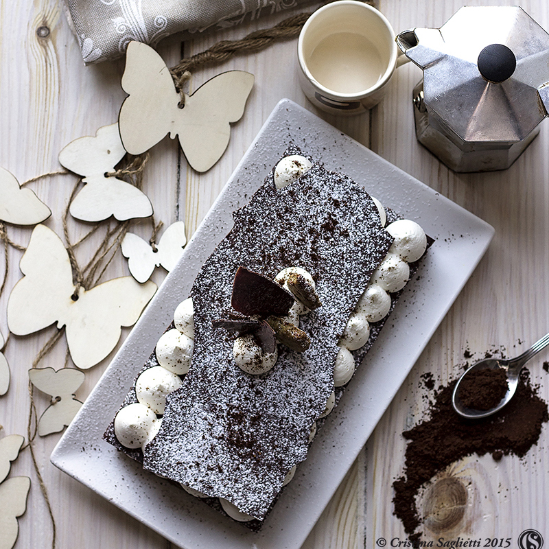 Immagine: Mousse al cioccolato bianco su biscotto caffè e mandorle e cialda croccante al latte