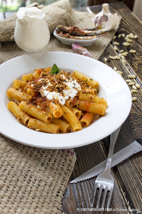 maccheroni-salsa-pomodoro-acciughe-burrata-pasta-contemporaneo-food