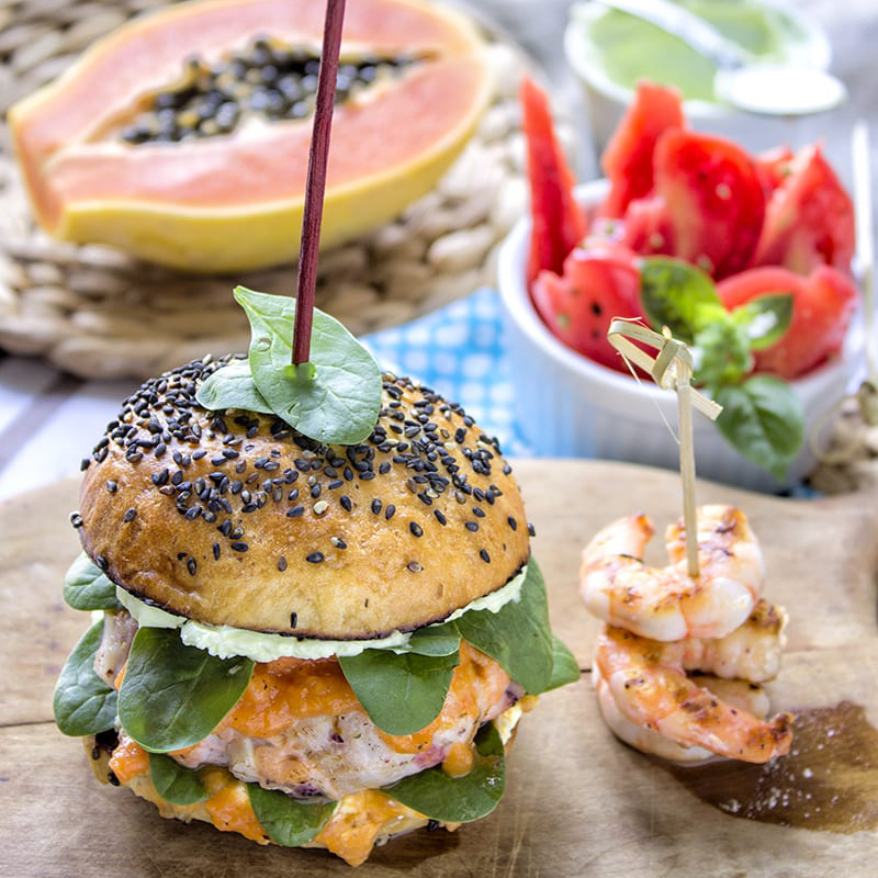 Immagine: Burger di pesce con salsa alla papaya, crema di formaggio al wasabi e spinacini novelli