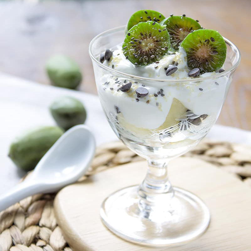 Immagine: Nergi – Bicchiere di pere, yogurt greco e Nergi con cioccolato e semi di Chia