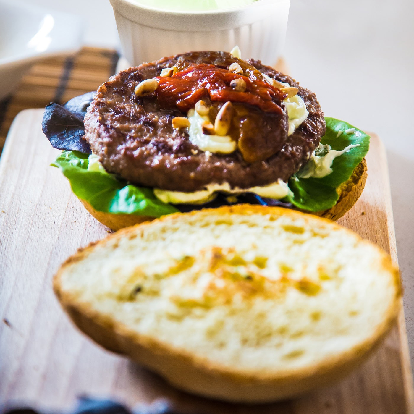 Immagine: Hamburger Montana al Bacon con peperoni alla piemontese e formaggio al wasabi