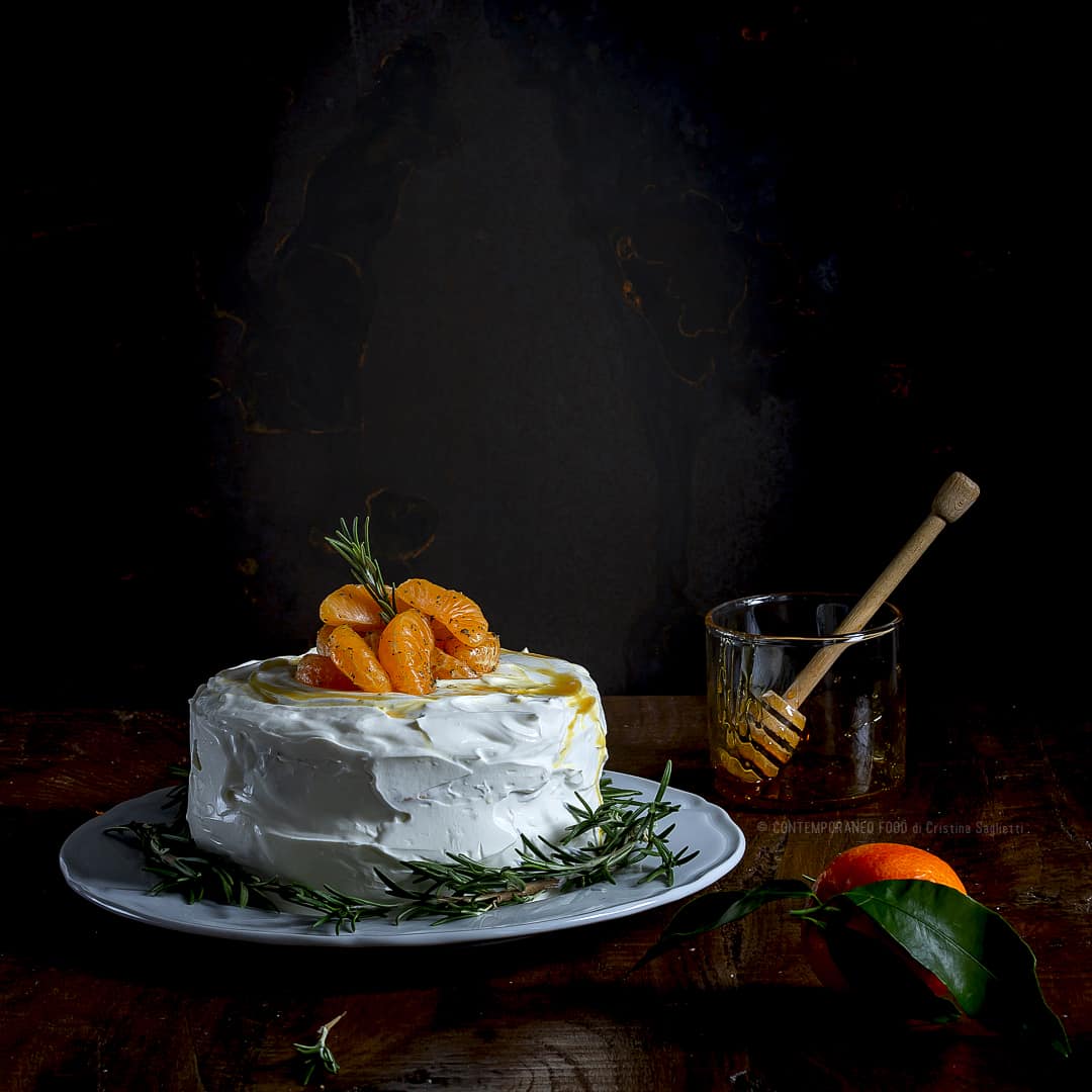 Immagine: Torta di Natale con Pan di Spagna al te, rosmarino e spezie, crema di ricotta e mandarini al miele