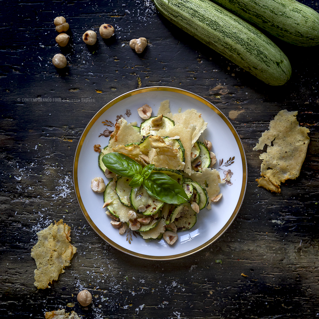 Immagine: Zucchine, grana, basilico e nocciole tostate in insalata