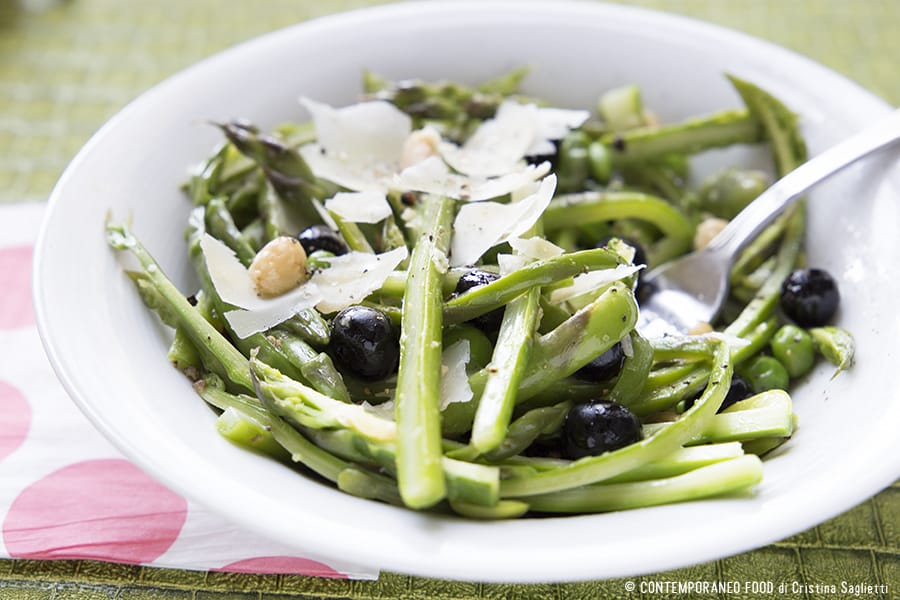 asparagi-fave-piselli-nocciole-mirtilli-insalata-ricetta-facile-contemporaneo-food