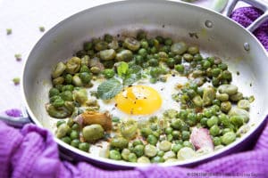 fave-uova-piselli-tegamino-ricetta-facile-contemporaneo-food