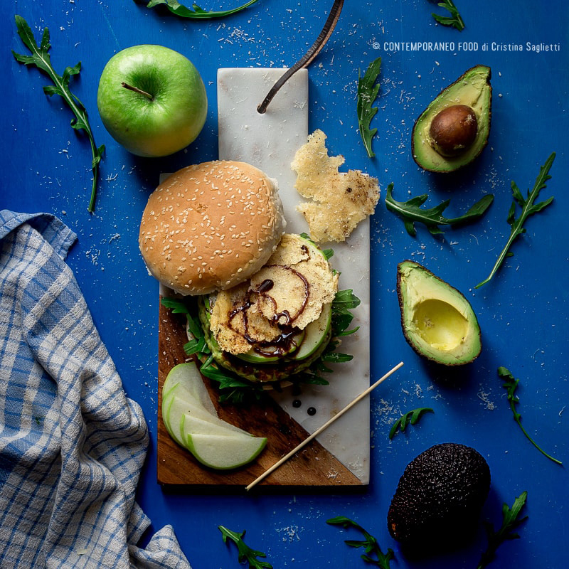 Immagine: Hamburger di avocado e tacchino con rucola, cialde croccanti di parmigiano, mela verde e aceto balsamico