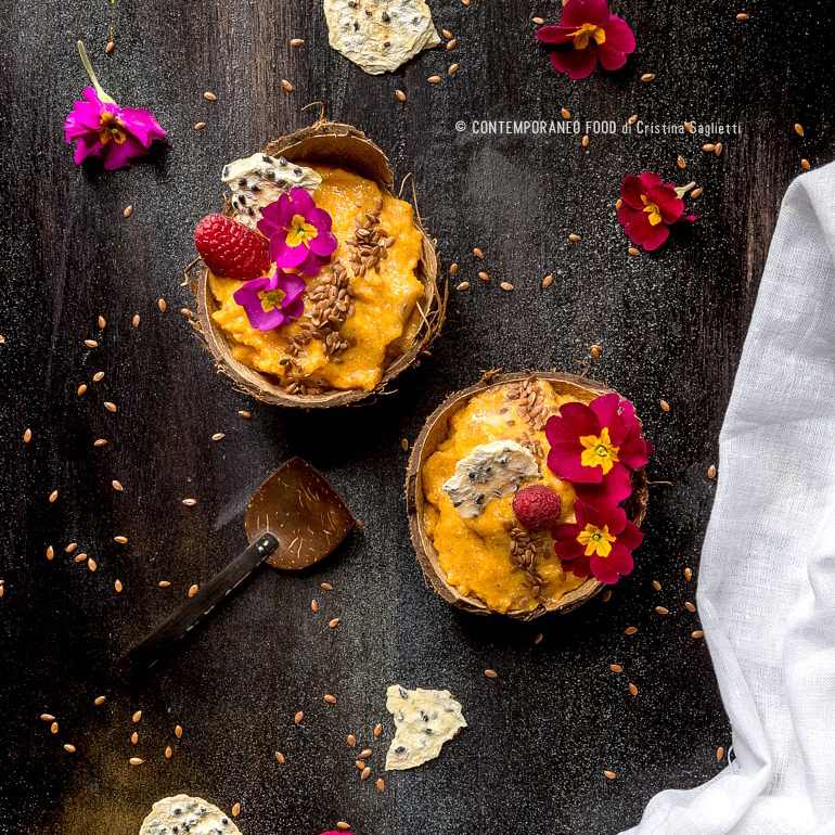 Immagine: Smoothie bowl di zucca e banana con latte di mandorla e semi di lino