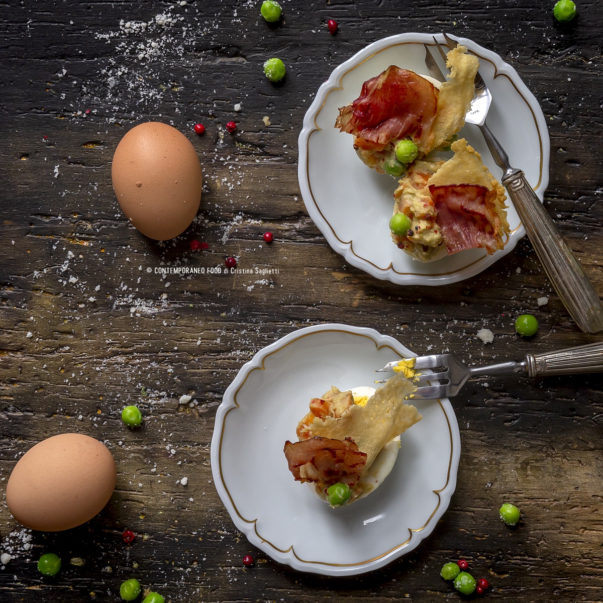 Immagine: Uova ripiene con cialda di parmigiano, speck croccante e pepe rosa