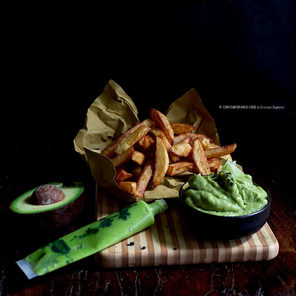 patatine-fritte-con-dip-di-avocado-e-wasabi-ricetta-facile-vegetariana-ricetta-contemporaneofood