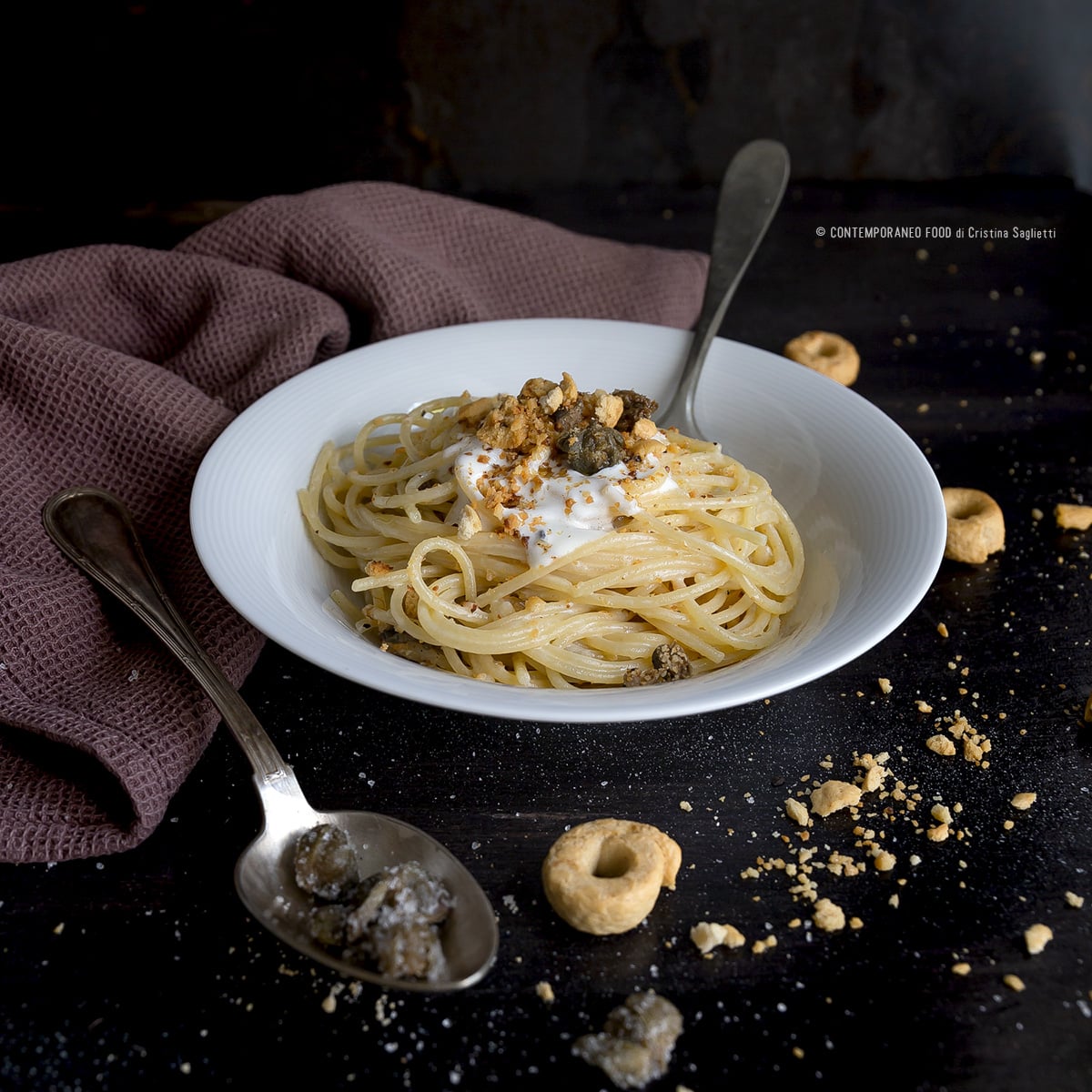 spaghetti-quadrati-crema-di-stracciatella-crumble-taralli-capperi-personal-winer-torino-ricetta-primo-contemporaneo-food