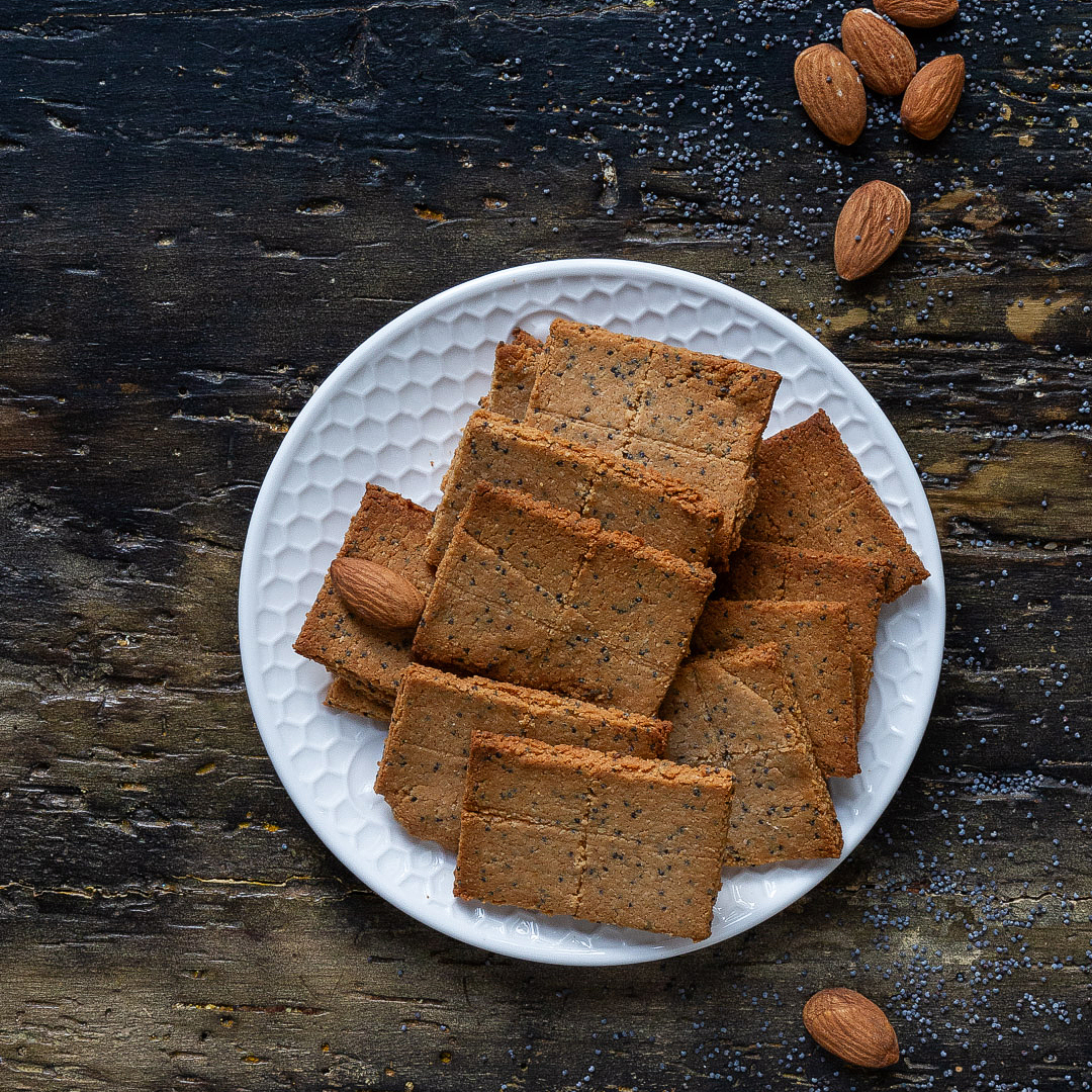 Immagine: Crackers senza lievito e senza glutine con semi di papavero e farina di mandorle