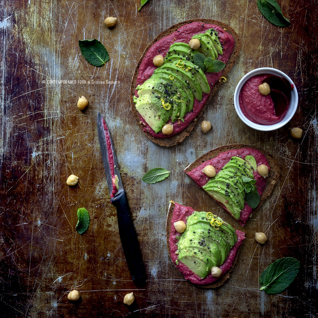 Immagine: Hummus leggero di barbabietola con avocado e pane nero ai cereali