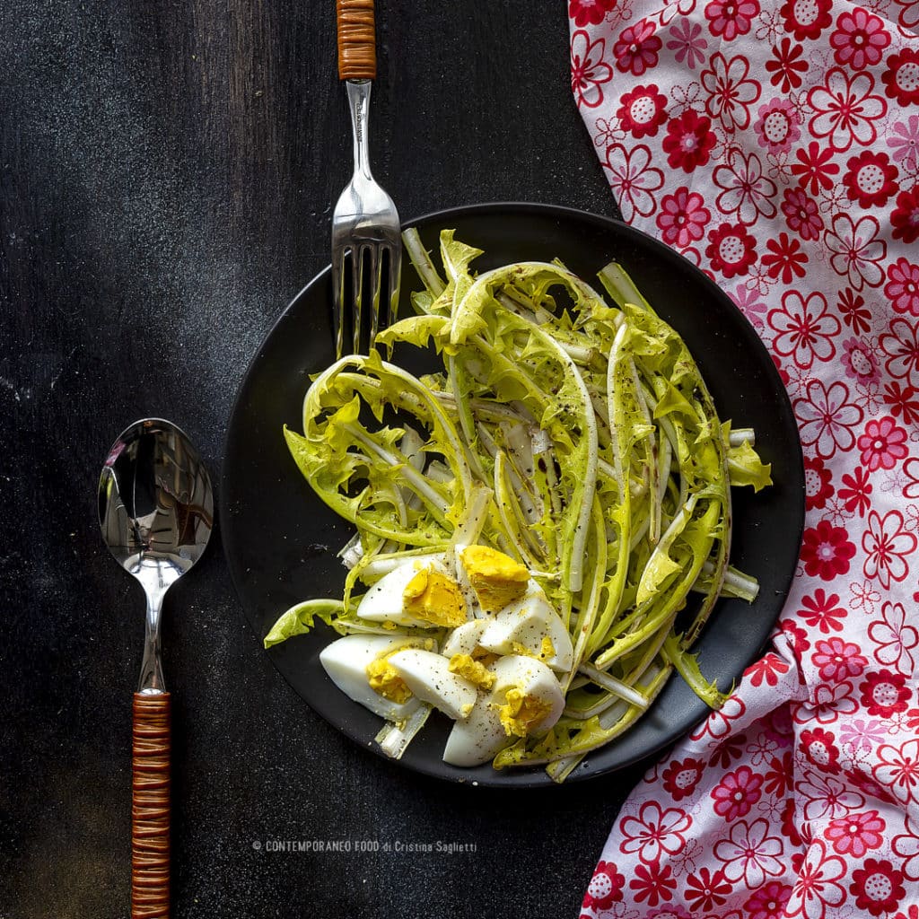 insalata-di-tarassaco-giallo-e-uova-sode-ricetta-facile-vegetariana-contemporaneo-food