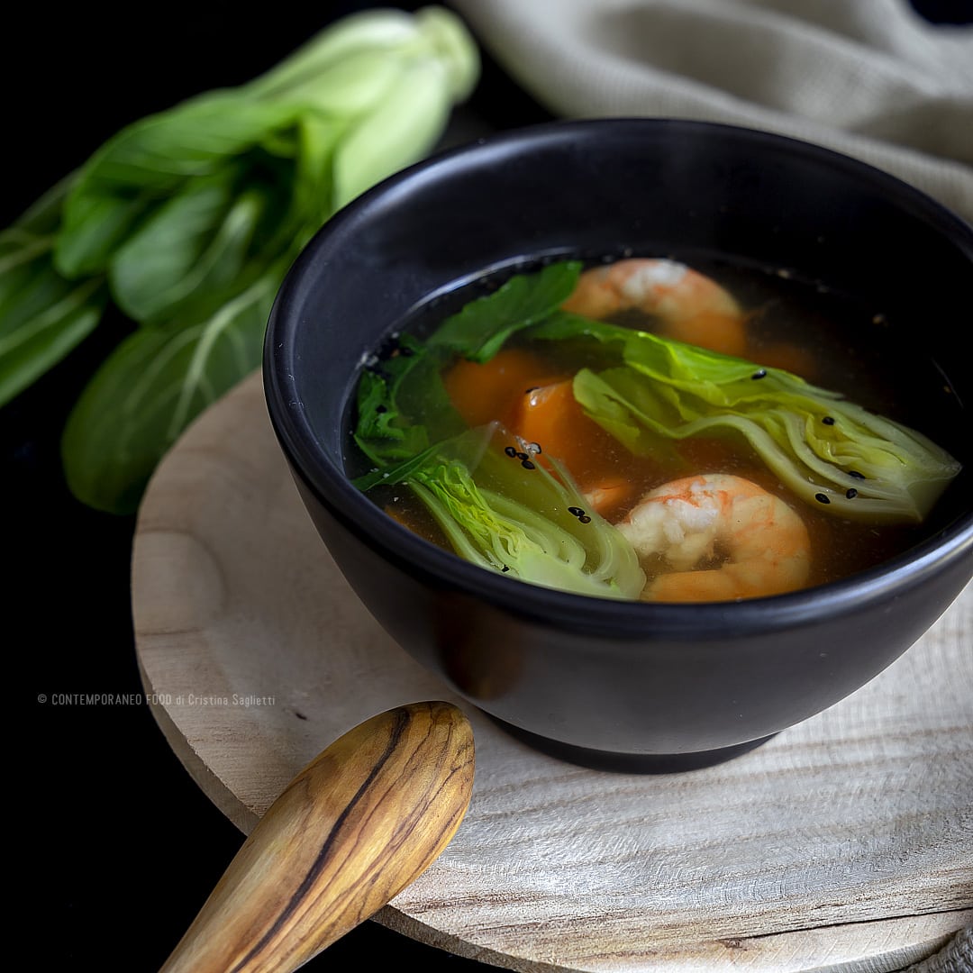 zuppa-pak-choi-carote-gamberi-sesamo-nero-ricetta-light-facile-veloce-contemporaneo-food
