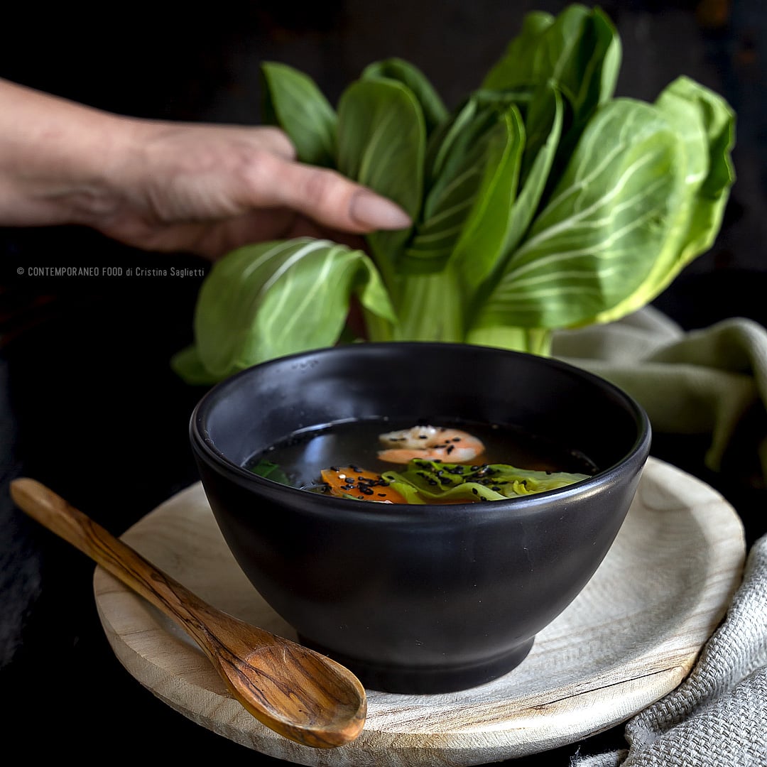 zuppa-pak-choi-carote-gamberi-sesamo-nero-ricetta-light-facile-veloce-contemporaneo-food