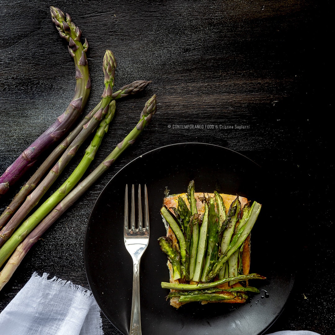 Immagine: Asparagi al forno su filetto di trota salmonata