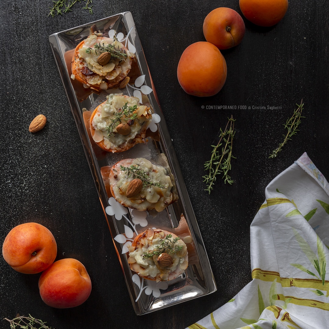 Immagine: Albicocche gratinate con gorgonzola, mandorle e timo