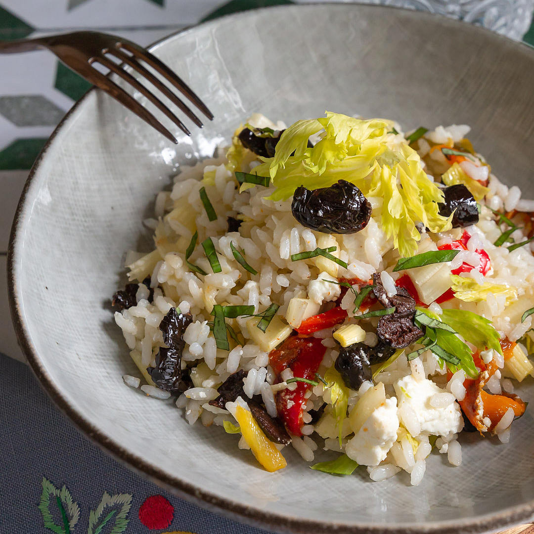 insalata-di-riso-alla-greca-primo-piatto-freddo-facile-veloce-vegetariano-estivo-contemporaneo-food