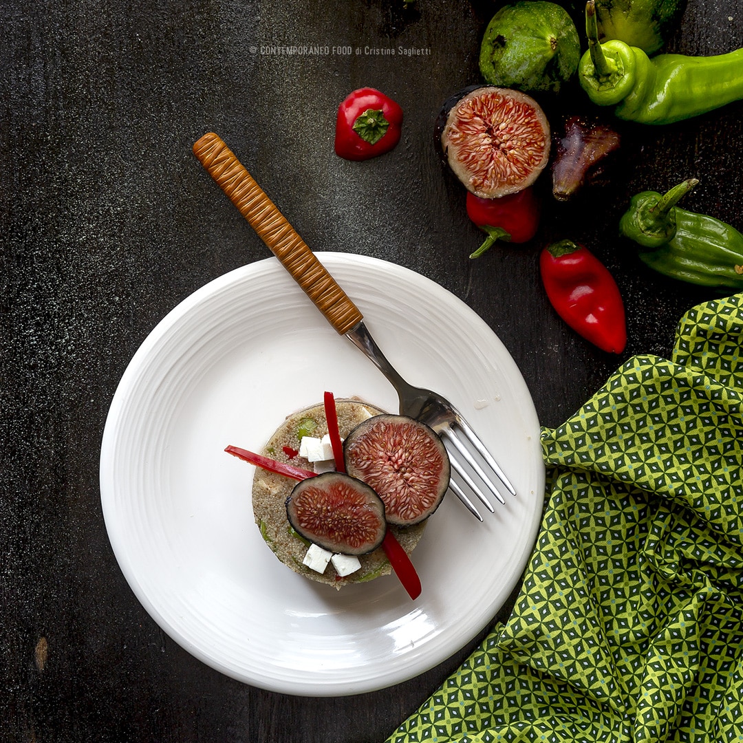 Immagine: Teff in insalata con fichi, feta, paté di olive nere e peperoni