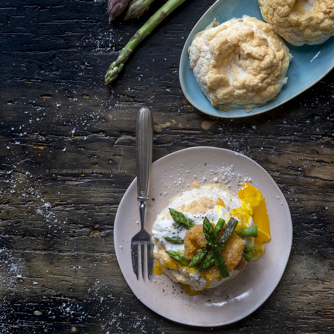 Immagine: Asparagi su uovo nuvola con crema di formaggio e tuorlo fritto
