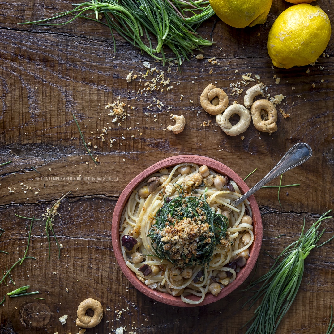 Immagine: Linguine agli agretti con olive taggiasche, ceci e crumble di taralli e zest di limone