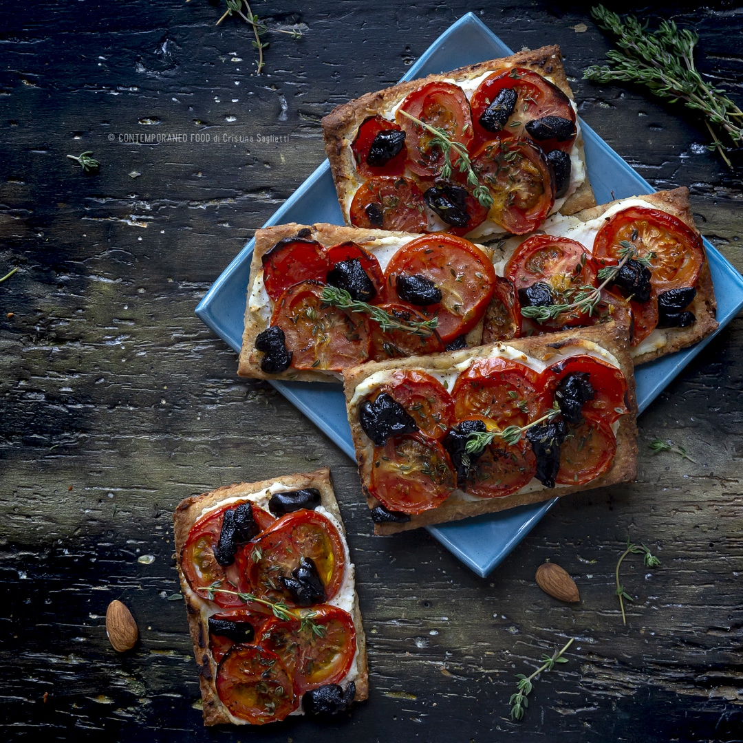 Immagine: Frolla salata ricotta, mandorle tritate e timo con pomodori e olive nere al profumo di limone