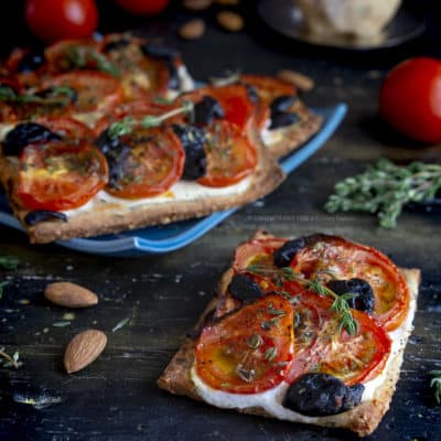 frolla-salata-mandorla-ricotta-timo-ai-pomodori-olive-nere-ricetta-facile-merenda-contemporaneo-food
