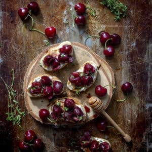 ciliegie-al-forno-al-timo-e-pepe-affumicato-con-ricotta-di-bufala-miele-ricetta-facile-crostini-brunch-merenda-contemporaneo-food