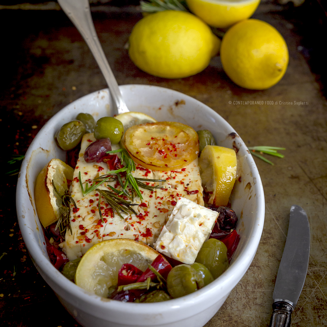 feta-greca-al-forno-con-limone-olive-rosmarino-peperoncino-antipasto-ricetta-estiva-vegetariana-facile-contemporaneo-food