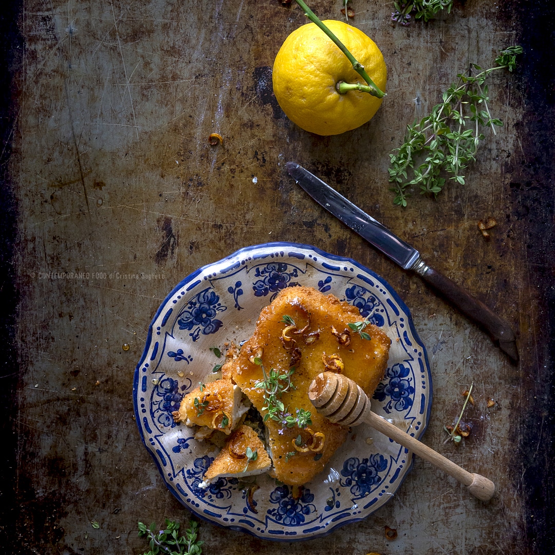 Immagine: Feta greca fritta con zest di limone fritto e miele al timo