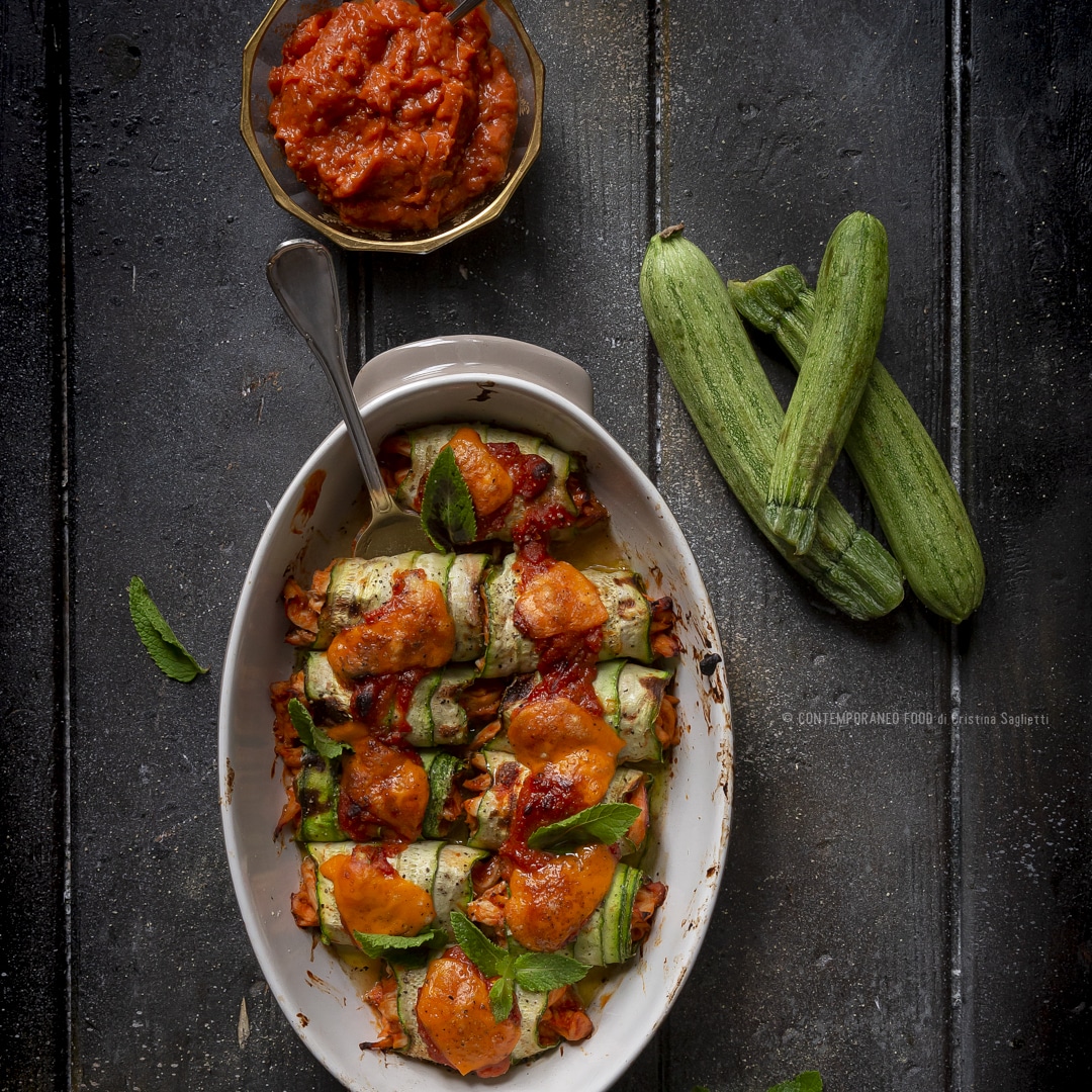 Immagine: Involtini di zucchine con straccetti di pollo e salsa enchilada