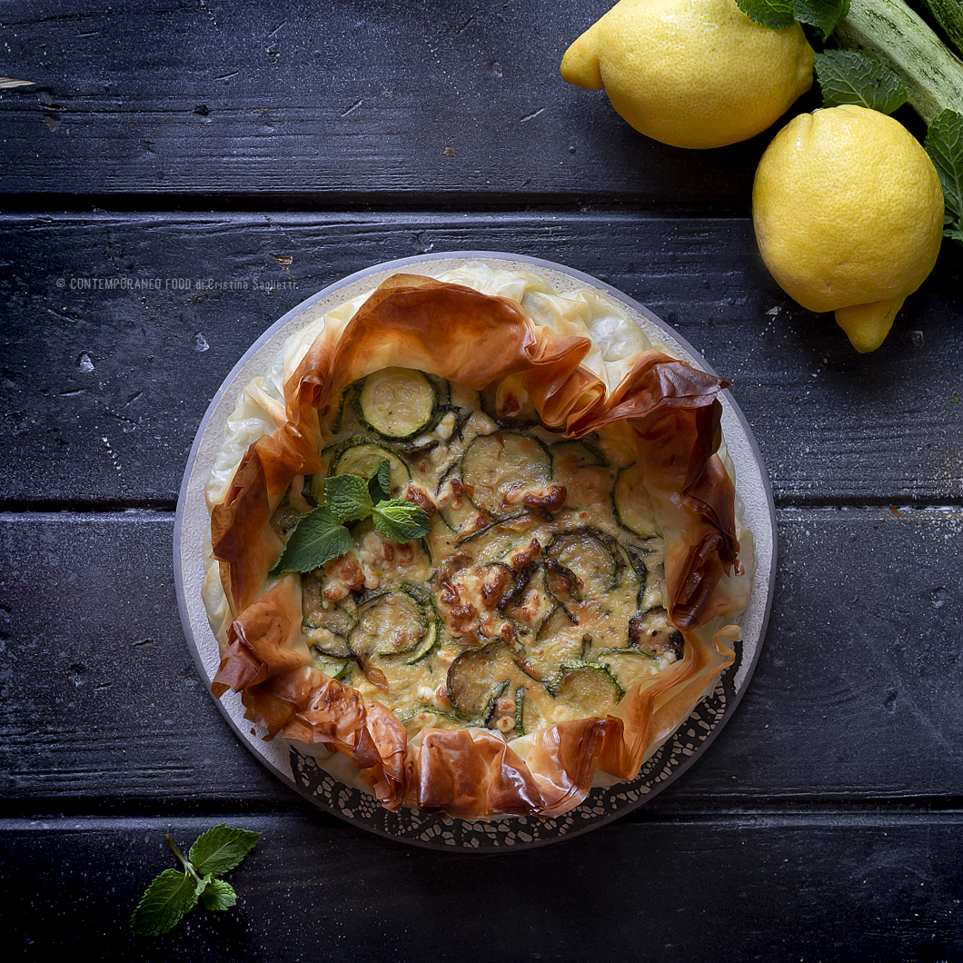 Immagine: Torta salata di zucchine, menta e feta greca al profumo di limone con pasta phillo