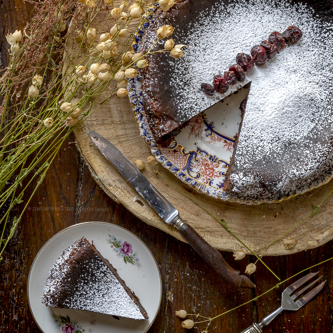 Immagine: Torta morbida al cioccolato, mascarpone e mirtilli rossi