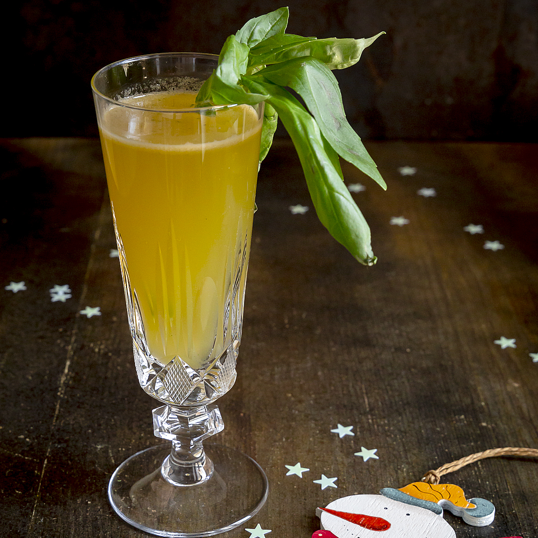 Immagine: Cocktail aperitivo alcolico con Gin, agrumi e basilico: C02