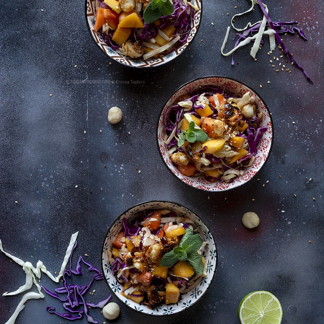 Immagine: Cavolo viola e verza in insalata con mango, papaya e noci di Macadamia caramellate