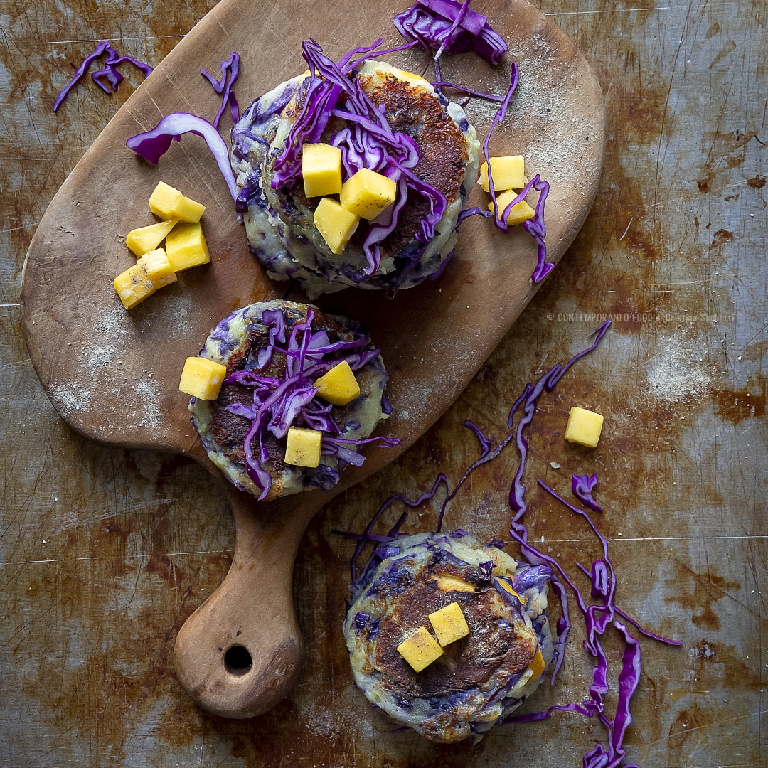Immagine: Crocchette di patate, cavolo viola e mango