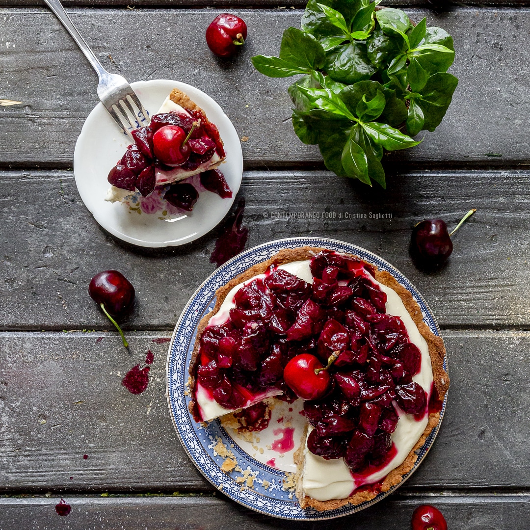 Immagine: Cheesecake al latte condensato con ciliegie e frolla veloce