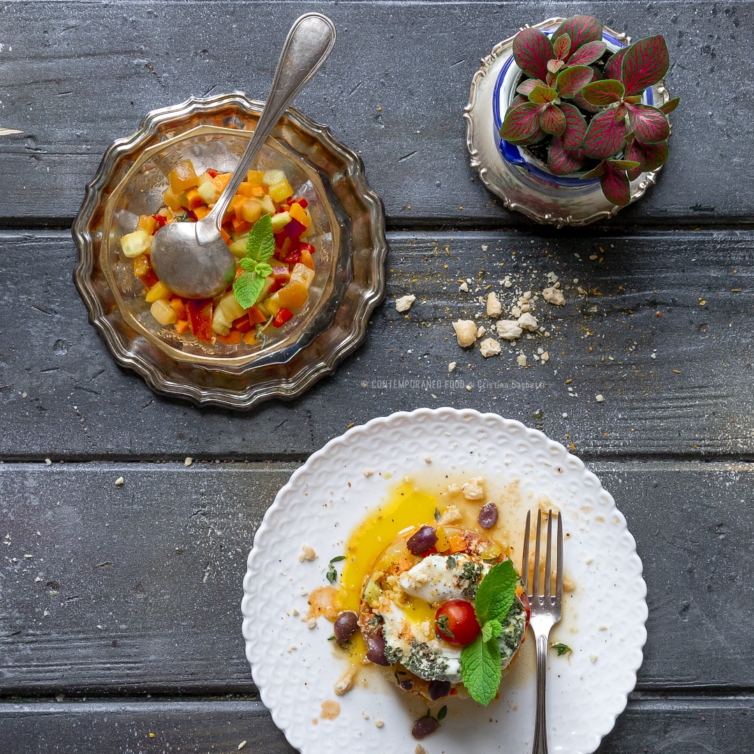 Immagine: Tartare di verdure estive e patata dolce con uovo poché facile alla menta