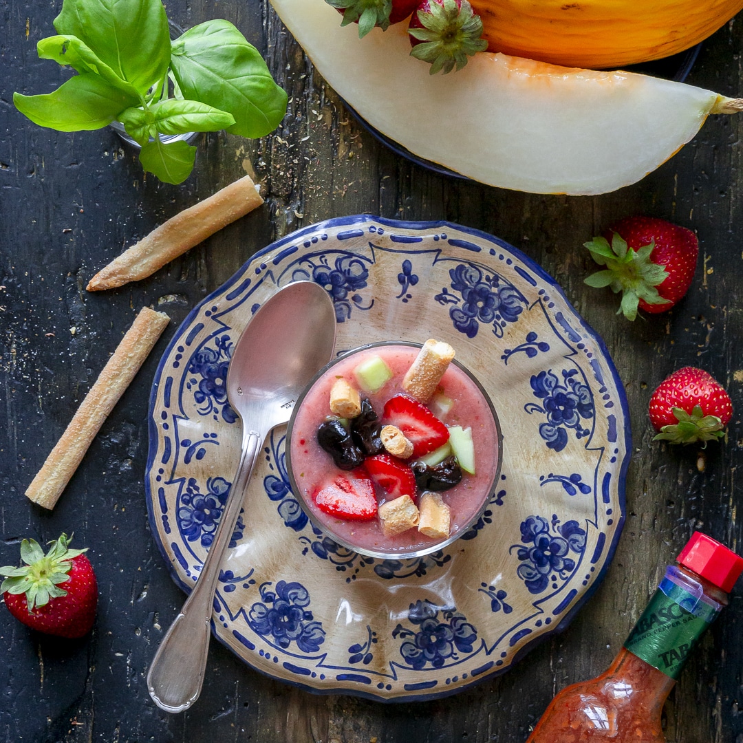Immagine: Gazpacho melone bianco, fragole e grissini croccanti