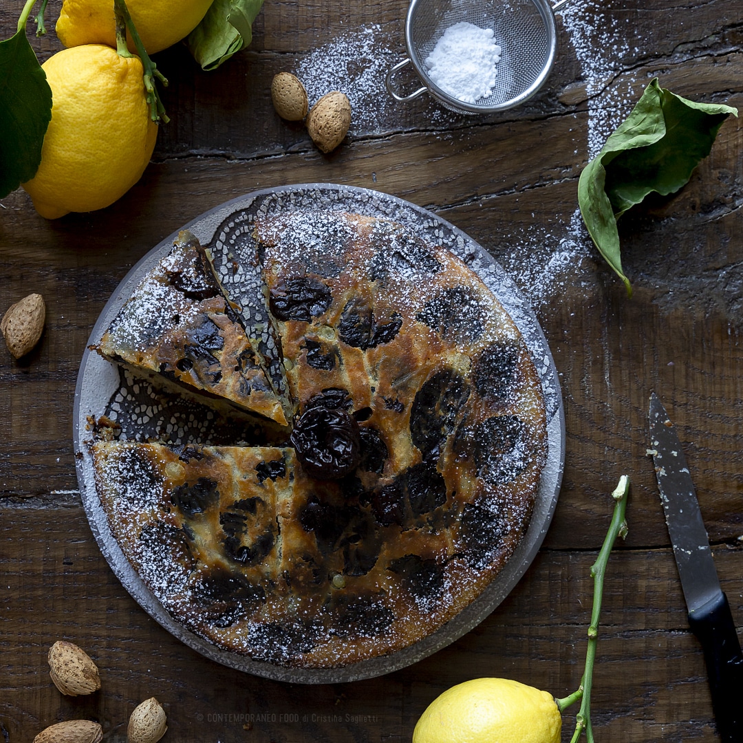 Immagine: Torta al limone con mandorle, semolino e prugne al Cognac