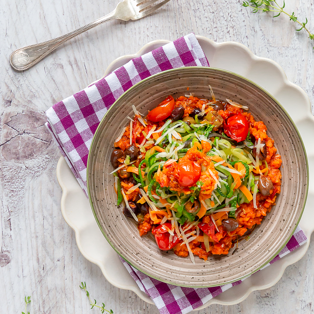 Immagine: Spaghetti di verdura con ragù vegetariano alle olive taggiasche
