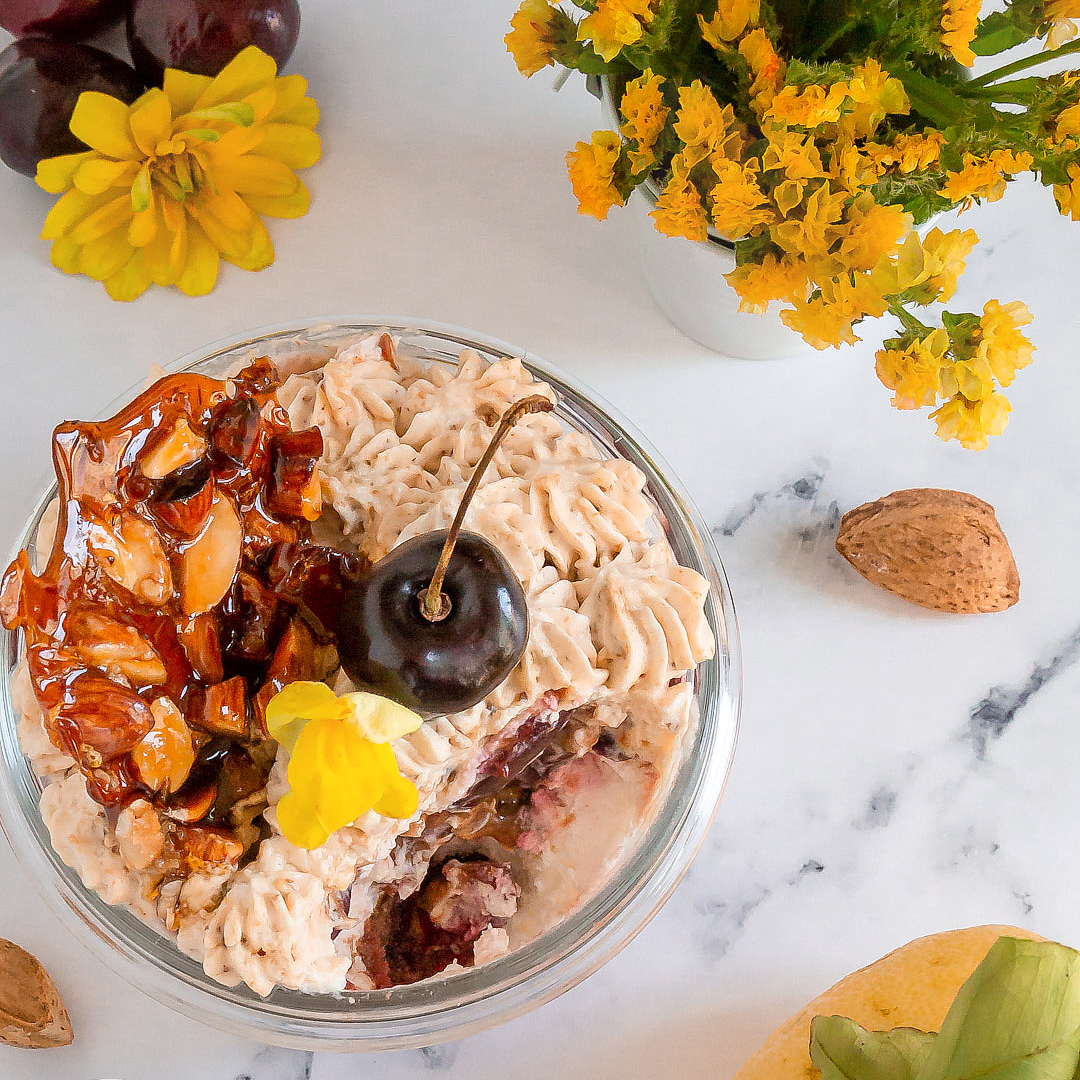Immagine: Cremoso allo yogurt greco con chantilly al croccante di mandorle e limone e ciliegie spadellate