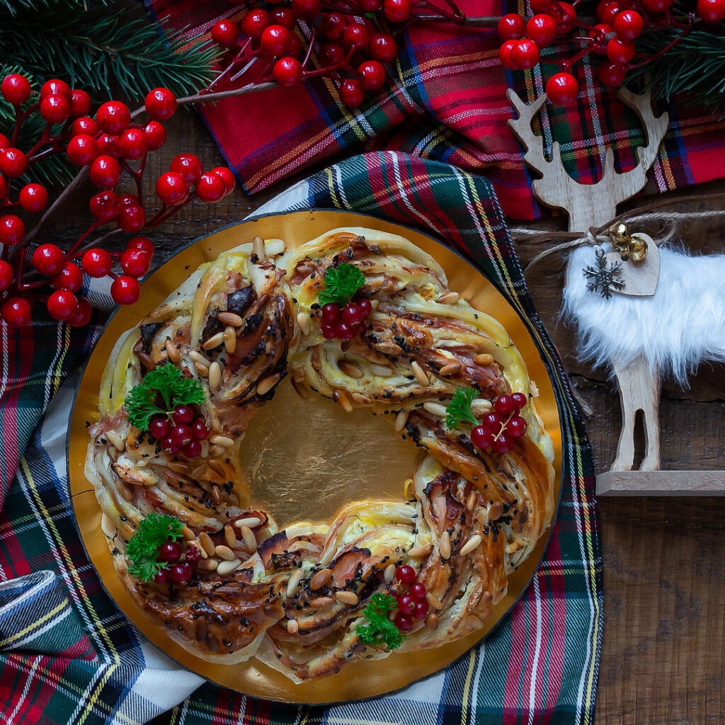 ghirlanda-di-sfoglia-prosciutto-cremoso-al-formaggio-antipasto-Natale-facile-veloce-contemporaneo-food