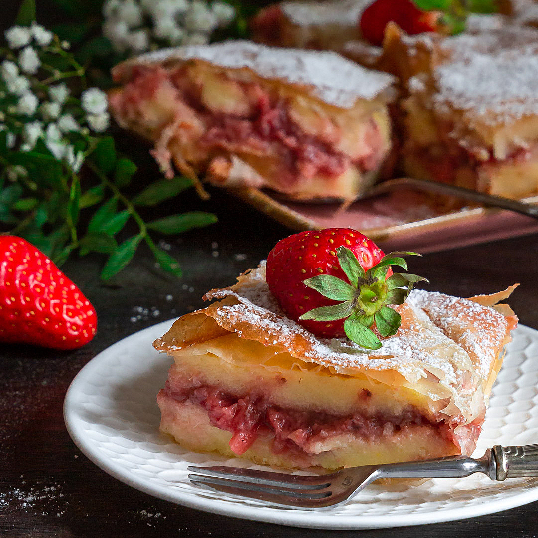 bougatsa-greca-con-fragole-ricetta-dolce-facile-contemporaneo-food