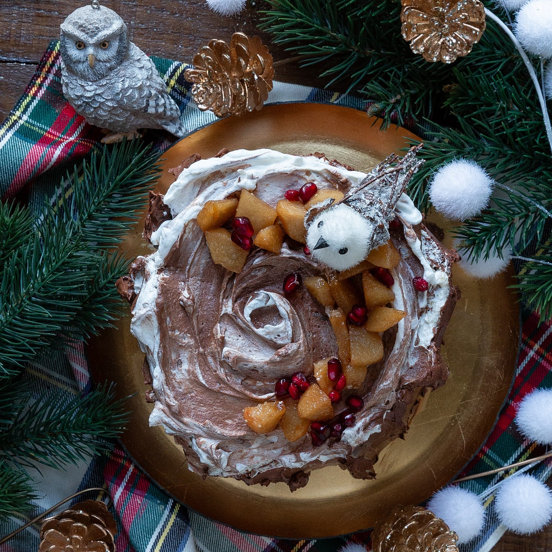 Immagine: Tronchetto di Natale al cioccolato con pere cotte, chantilly alla nocciola e ganache al Rum